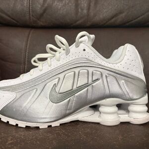 Nike Women’s Silver & White Shox Running Shoes brand new no box lid